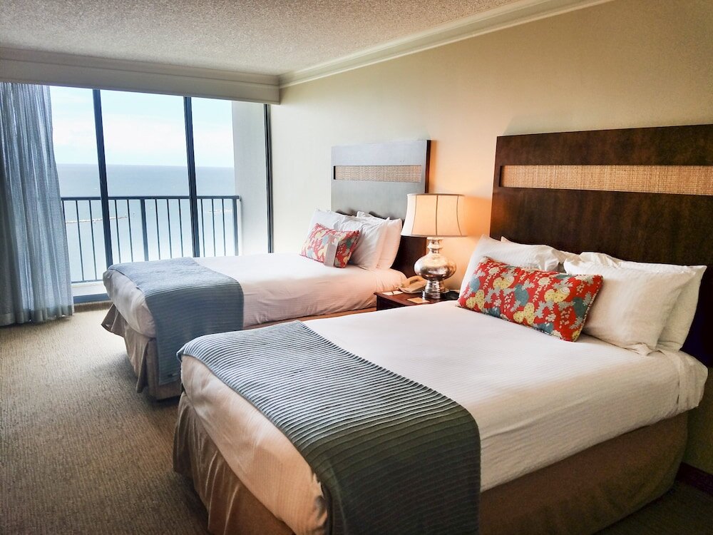 Четырёхместный номер Premier с балконом и с видом на залив Omni Corpus Christi Hotel