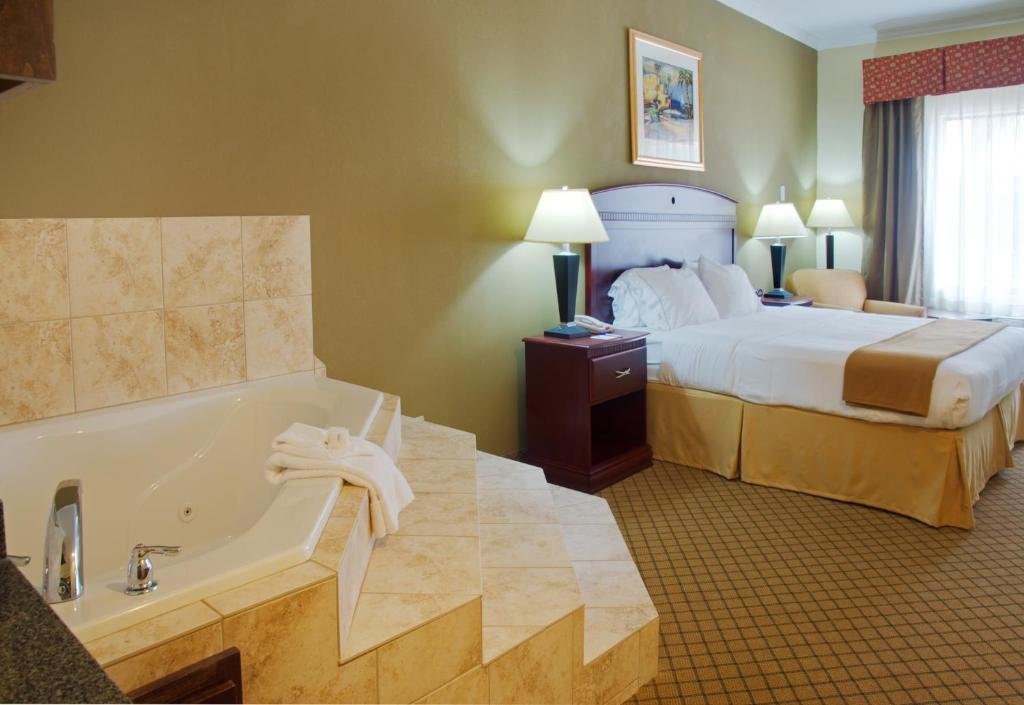 Двухместный номер Deluxe Holiday Inn Express Hotel & Suites Winnie, an IHG Hotel