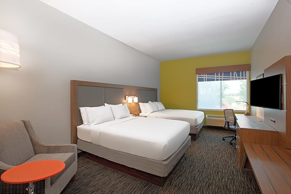 Standard quadruple chambre Vue piscine Holiday Inn Express Hotel & Suites Columbus, an IHG Hotel