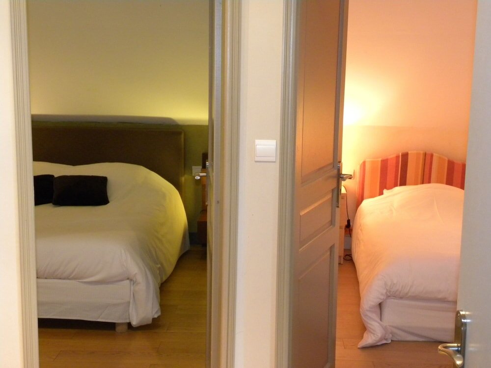 Четырёхместный семейный номер Standard с 2 комнатами Hotel La Bastie d'Urfé