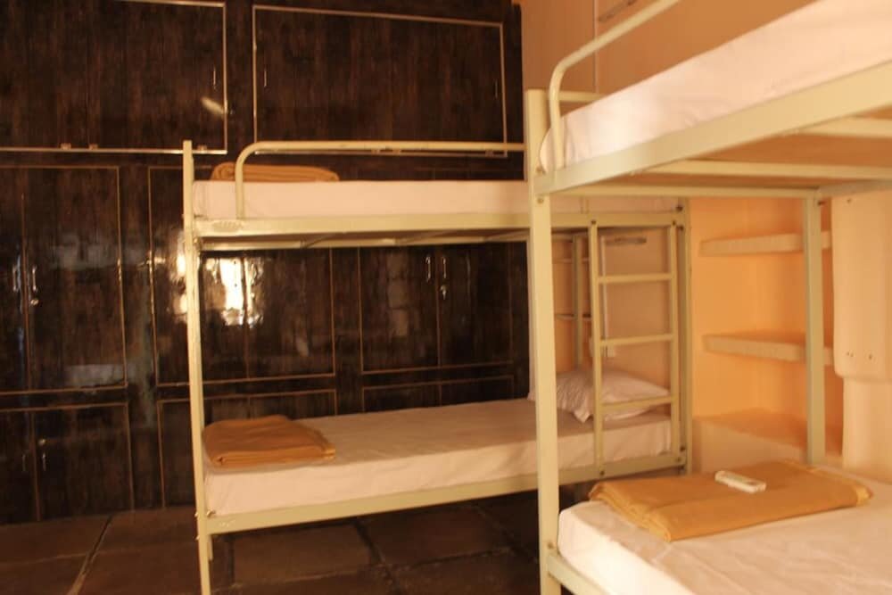 Кровать в общем номере Nagar Haveli