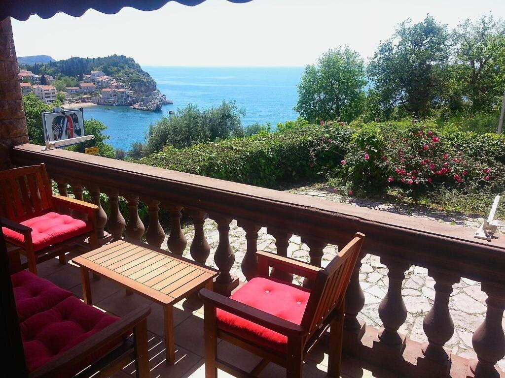 Четырёхместный номер Comfort с балконом и с видом на море Villa Sara Guesthouse