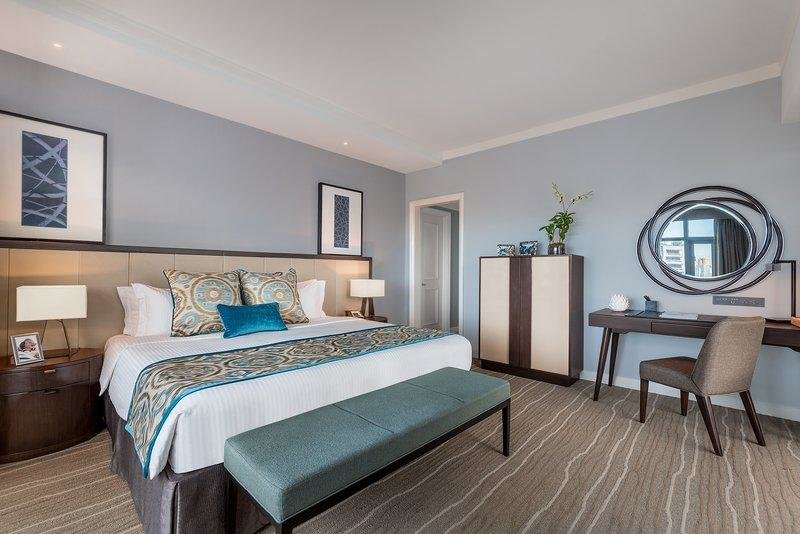 Кровать в общем номере с видом на город Ascott Makati