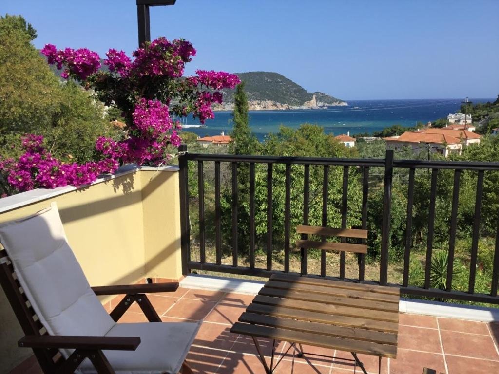 2 Bedrooms Cottage Kitty's House,country,olive grove,private,quiet,views ,1 km to skopelos ,sleeps 5
