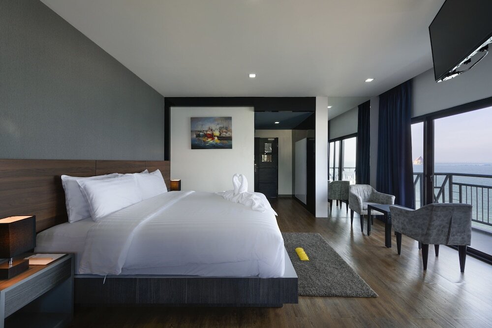 Двухместный номер Deluxe c 1 комнатой с балконом и с видом на океан The Loft Seaside Sriracha