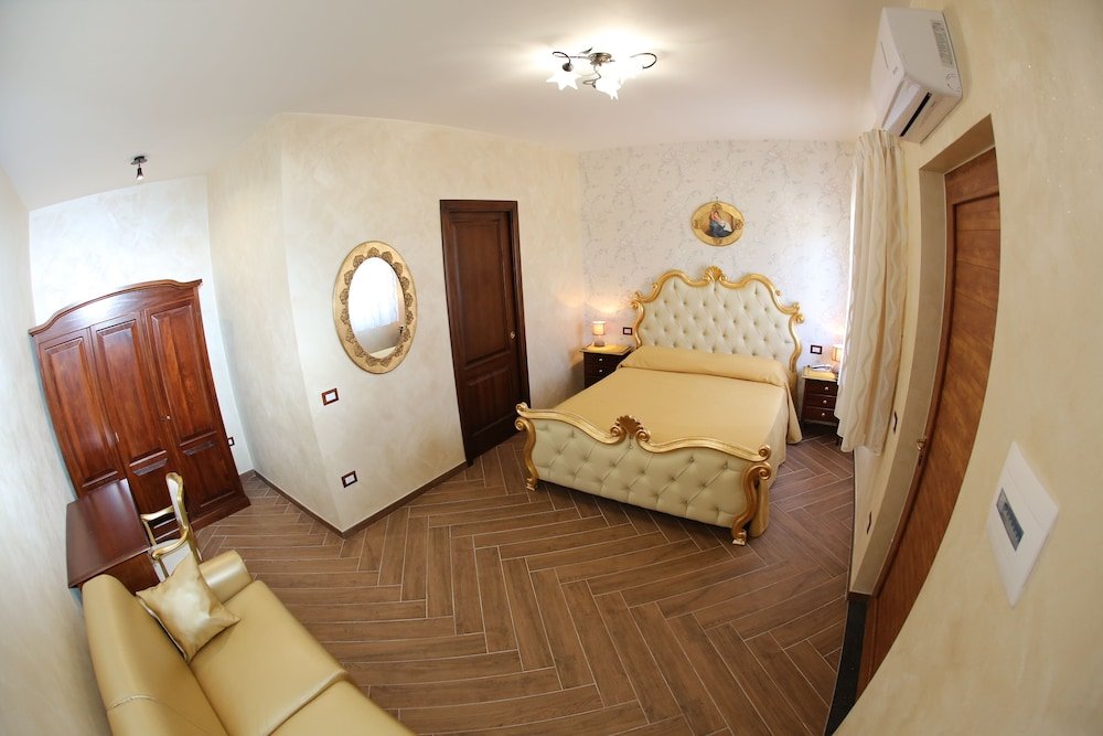 Deluxe Vierer Zimmer Keller mit Balkon Villa Catiè
