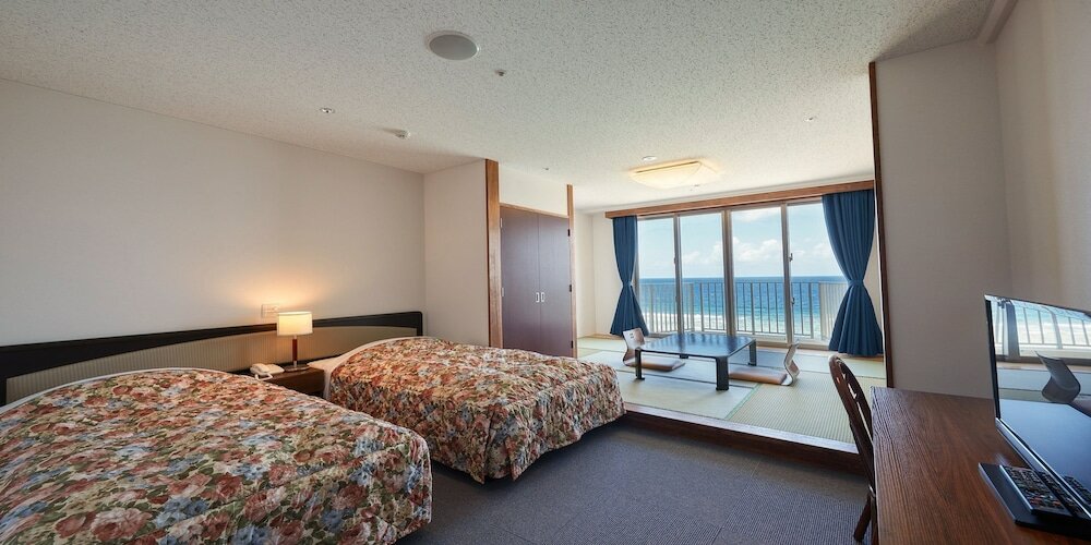 Habitación familiar Estándar con balcón y con vista al océano Hotel Miyuki Beach