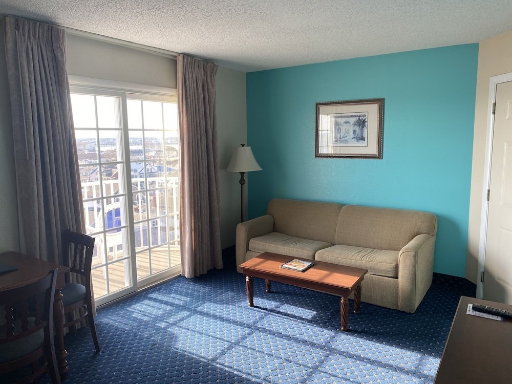 Standard Quadruple room with balcony and with partial ocean view Paradise Plaza Inn