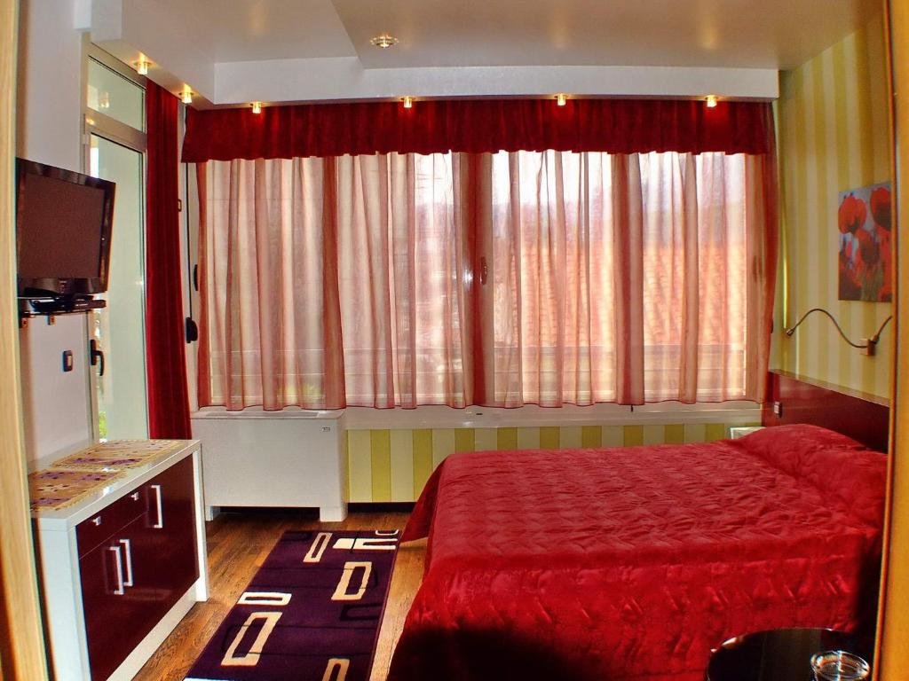 Standard Double room with garden view Meridian Hotel