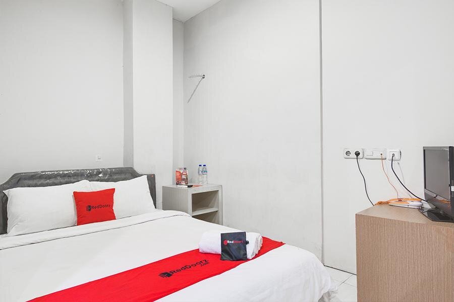 Cama en dormitorio compartido RedDoorz at Siwalankerto Surabaya