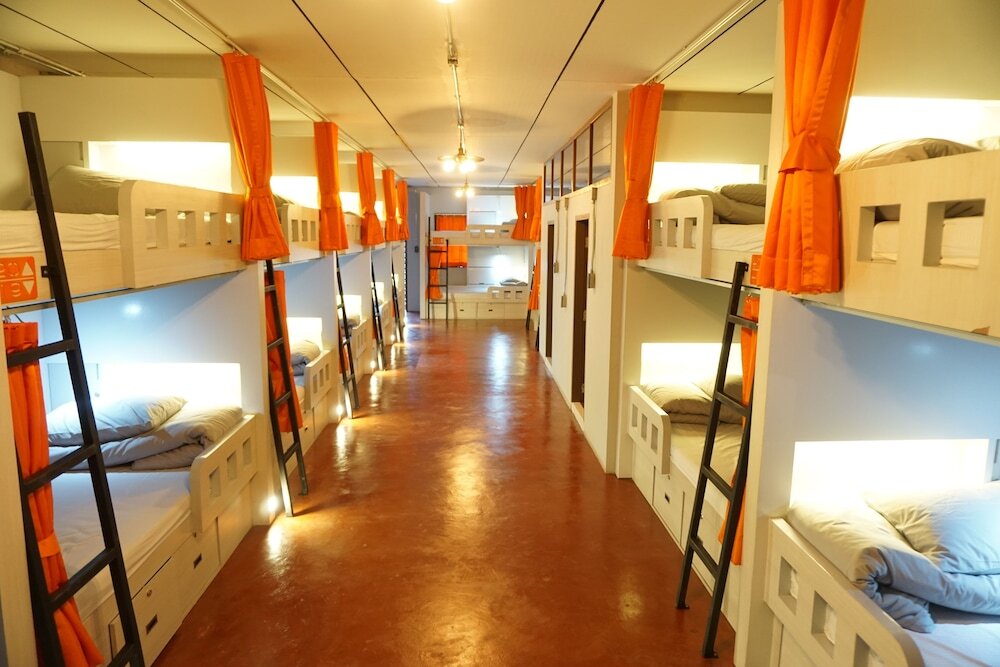 Кровать в общем номере с балконом The Hive Hatyai Hostel