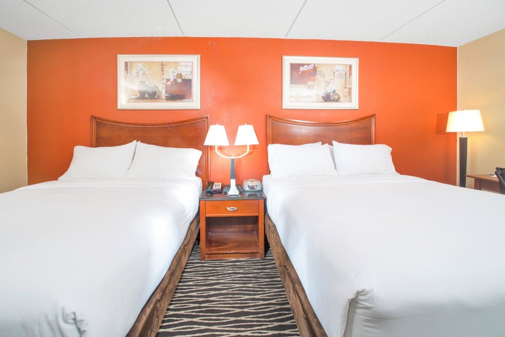 Четырёхместный номер Standard Holiday Inn Express Fort Bragg, an IHG Hotel