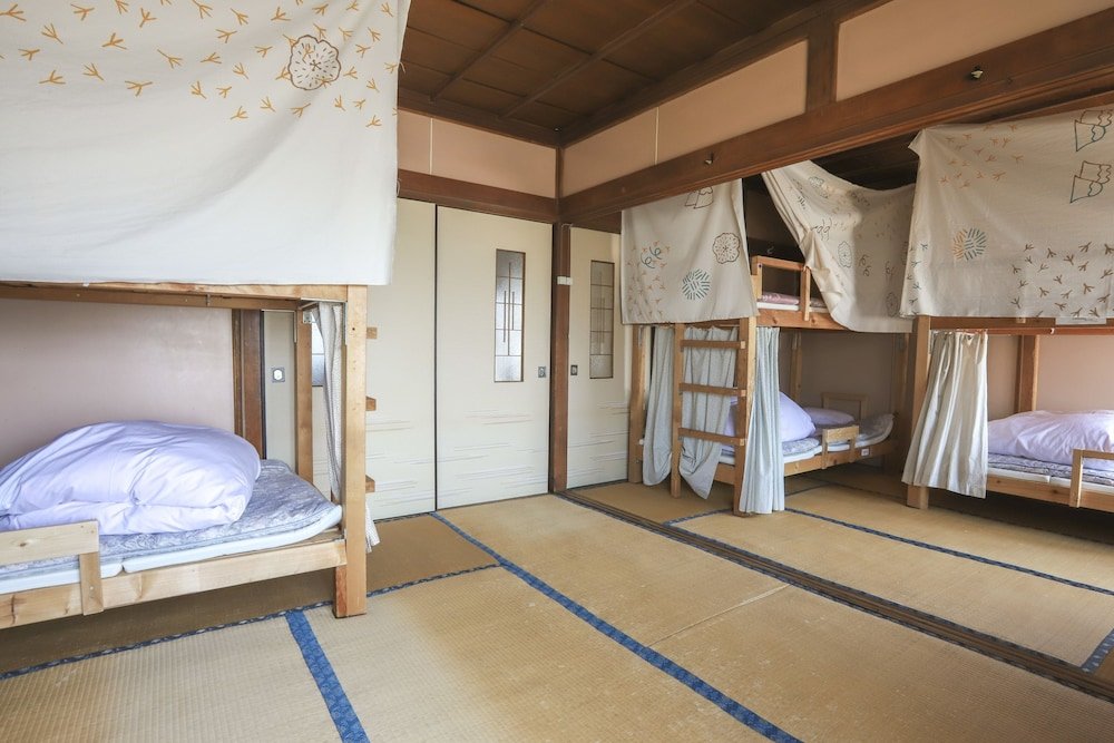 Кровать в общем номере Kushiro Guesthouse cooka doodle doo