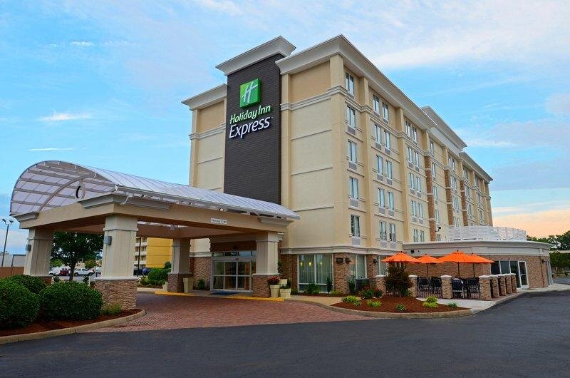 Четырёхместный номер Standard Holiday Inn Express Hotels- Hampton, an IHG Hotel