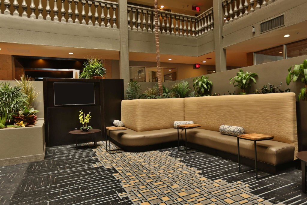 Кровать в общем номере с 2 комнатами Doubletree by Hilton McAllen