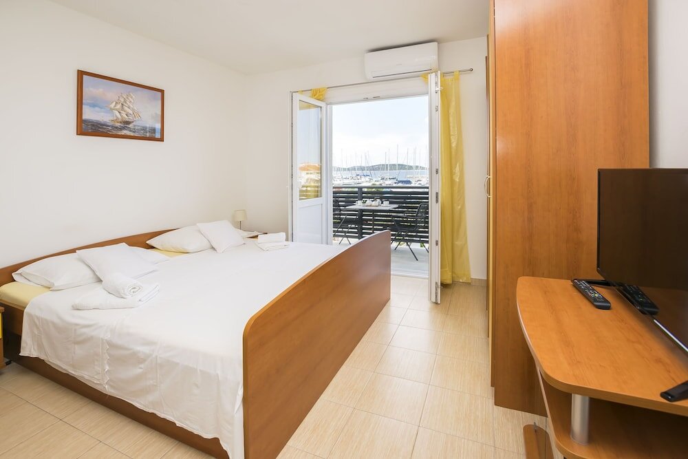 Studio Apartments and Rooms Mare