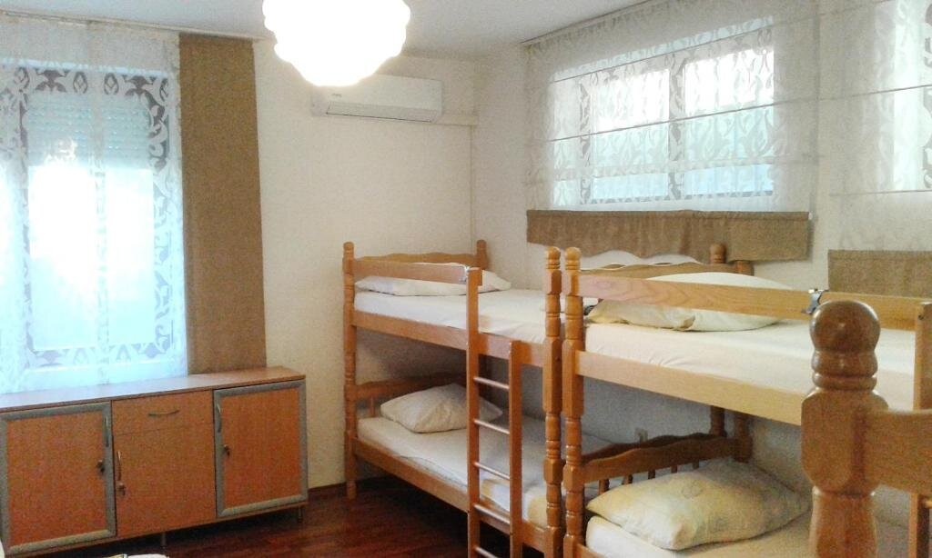 Кровать в общем номере Hostel Nina Mostar