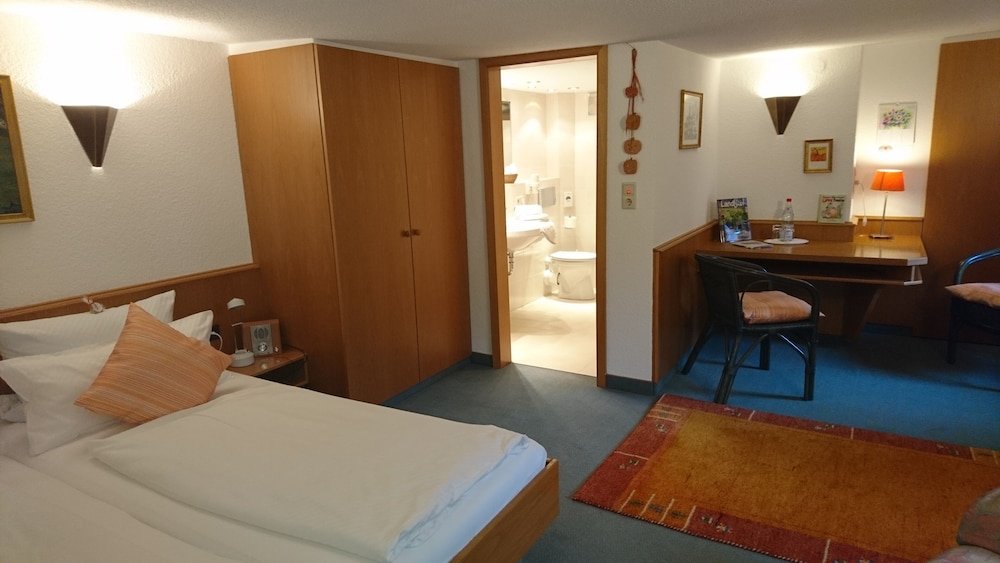 Standard Doppel Zimmer mit Blick auf den Innenhof Pension Landhaus Fischer