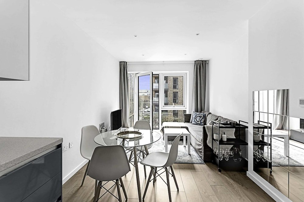 Apartment Stylish Flat In Battersea Reach