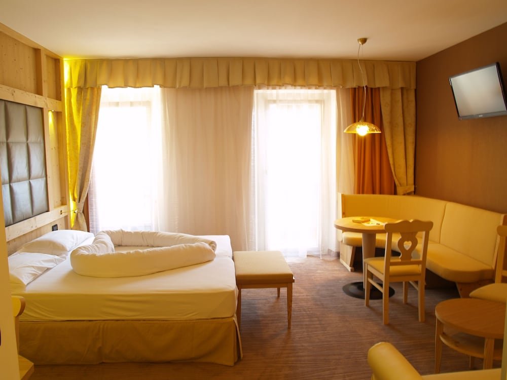 Deluxe Zimmer 1 Schlafzimmer mit Balkon Hotel Ladina