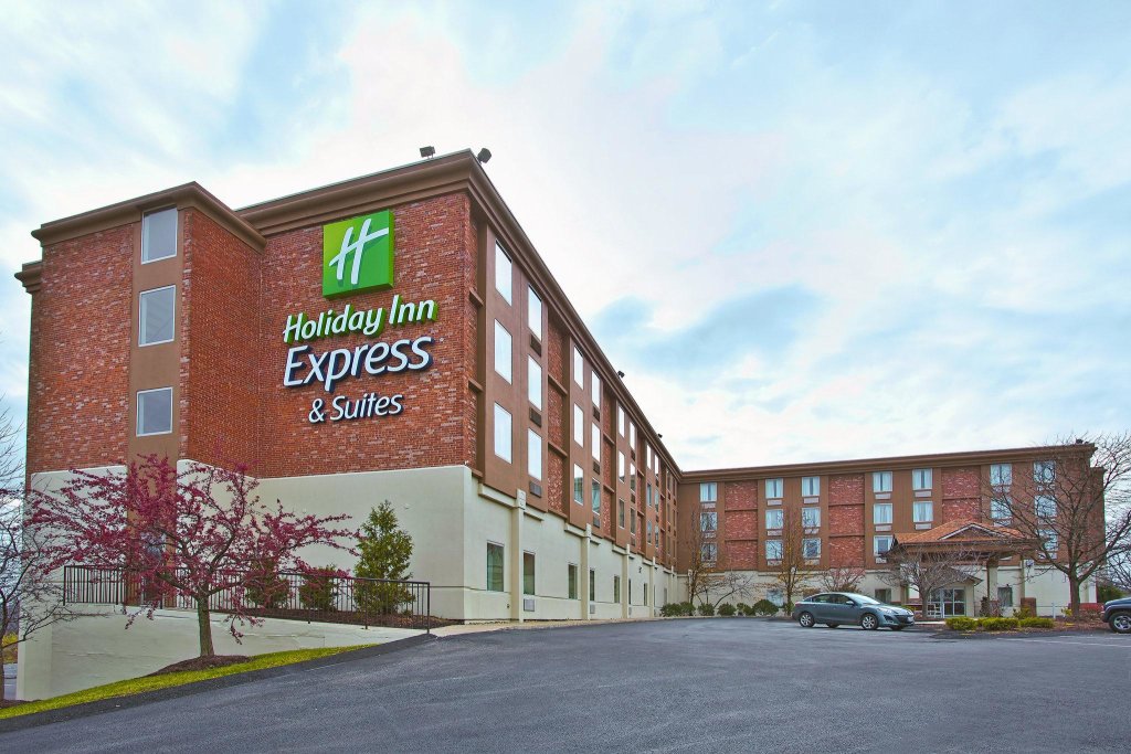 Четырёхместный номер Standard Holiday Inn Express and Suites Pittsburgh West Mifflin, an IHG Hotel