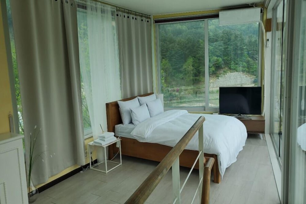 Номер Standard с 2 комнатами с балконом и с видом на реку Gapyeong Clubviva Spa Pension