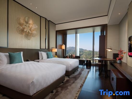 Двухместный номер Standard с видом на горы HUALUXE Xiamen Haicang Habour View - An IHG Hotel