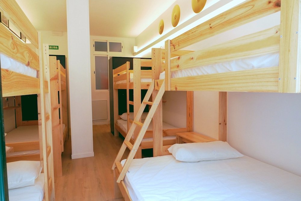 Кровать в общем номере Guitar Hostel