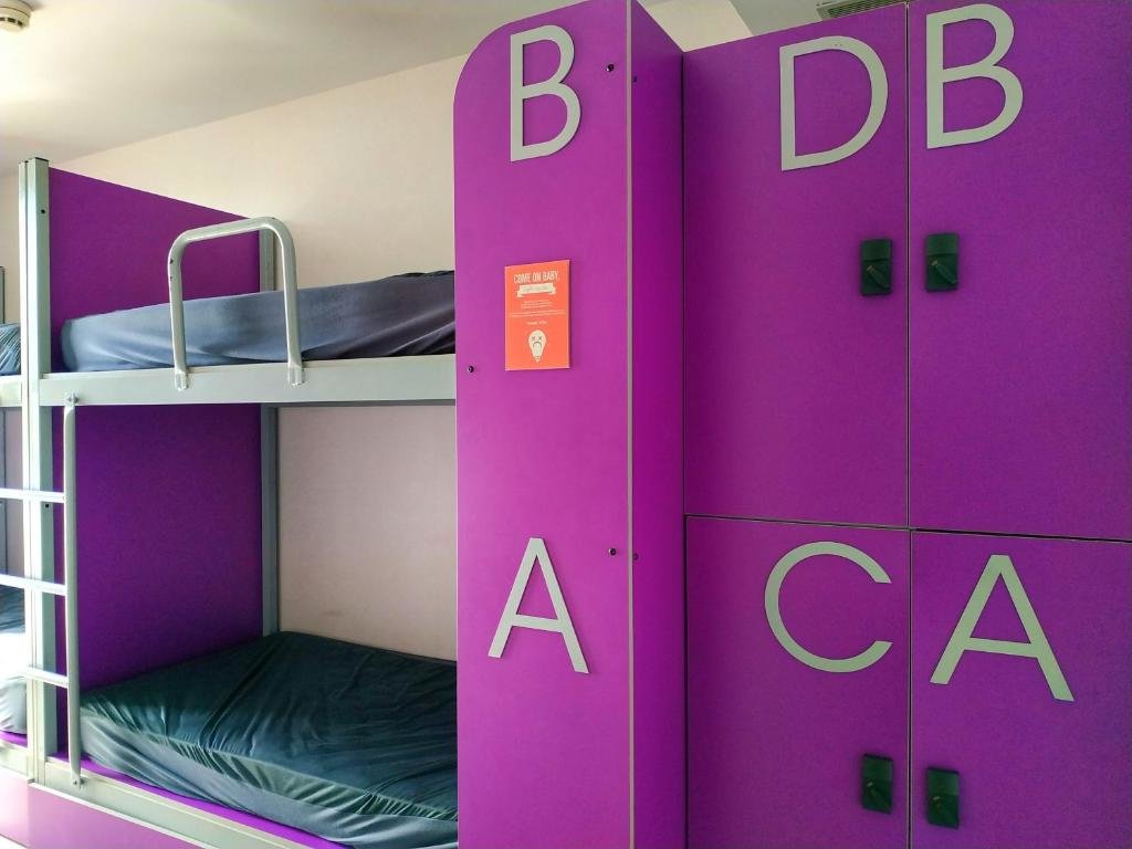 Кровать в общем номере (женский номер) Twentytu Hostel Barcelona