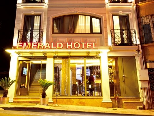 Кровать в общем номере Мансарда Emerald Hotel