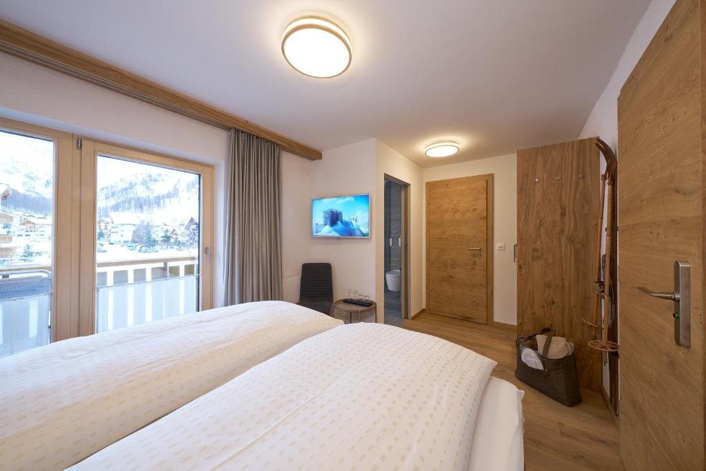 Standard Double room with mountain view Aparthotel Grischuna