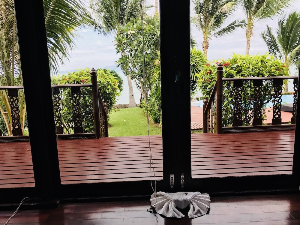 Номер Deluxe с балконом и с видом на море Erawan Villa Hotel