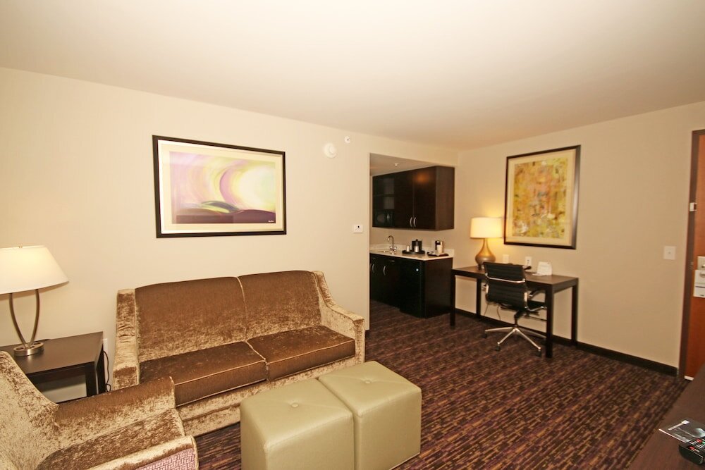 Suite 1 camera da letto Holiday Inn Express & Suites Charlotte North, an IHG Hotel