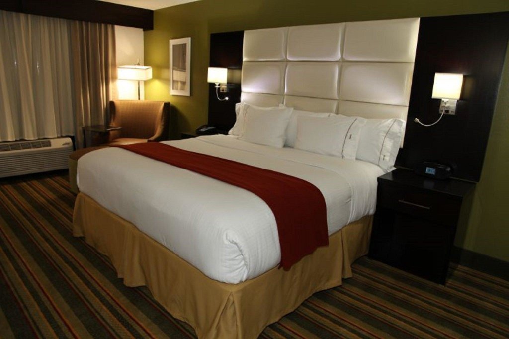 Номер Standard Holiday Inn Express & Suites - Huntsville Airport, an IHG Hotel