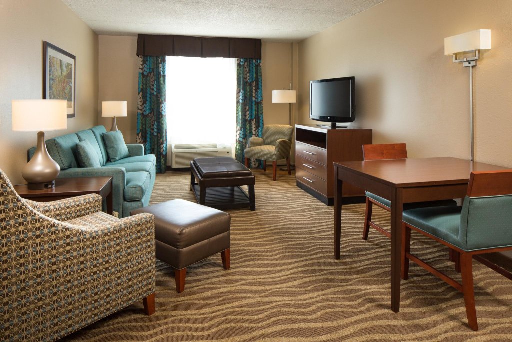 Четырёхместный люкс Holiday Inn Hotel & Suites Overland Park-West, an IHG Hotel