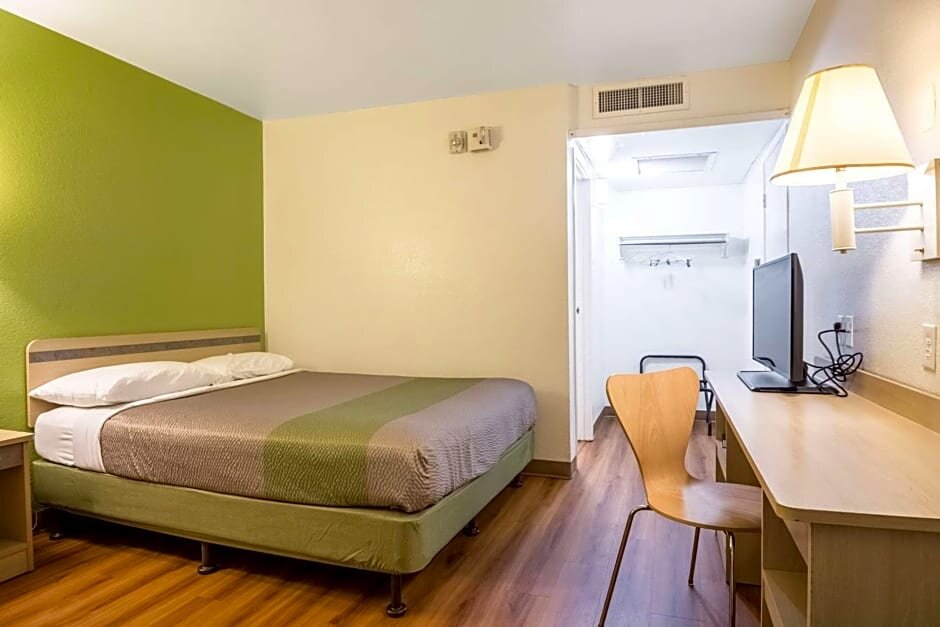 Standard room Motel 6-Pueblo, CO - I-25
