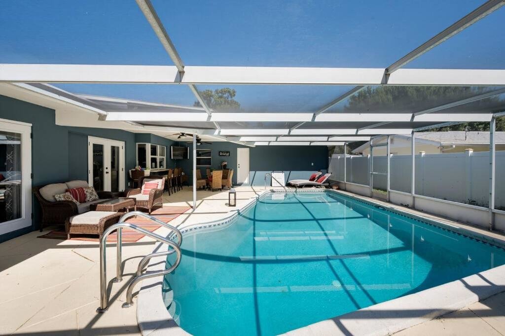 Villa Elegant Heated Pool Home 12 minutes to the beaches of Anna Maria Island and IMG Academy