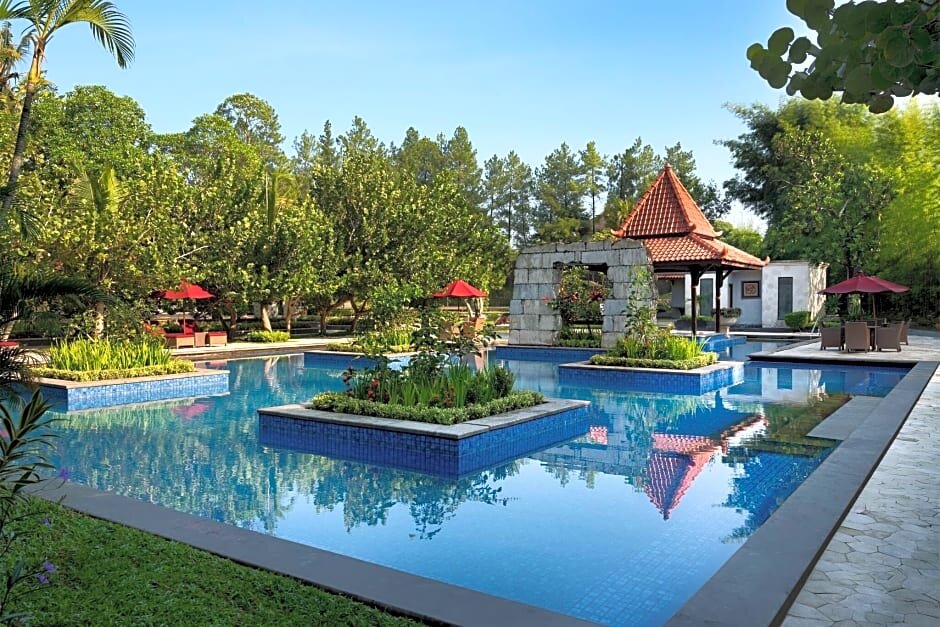 Двухместный полулюкс c 1 комнатой Sheraton Mustika Yogyakarta Resort and Spa