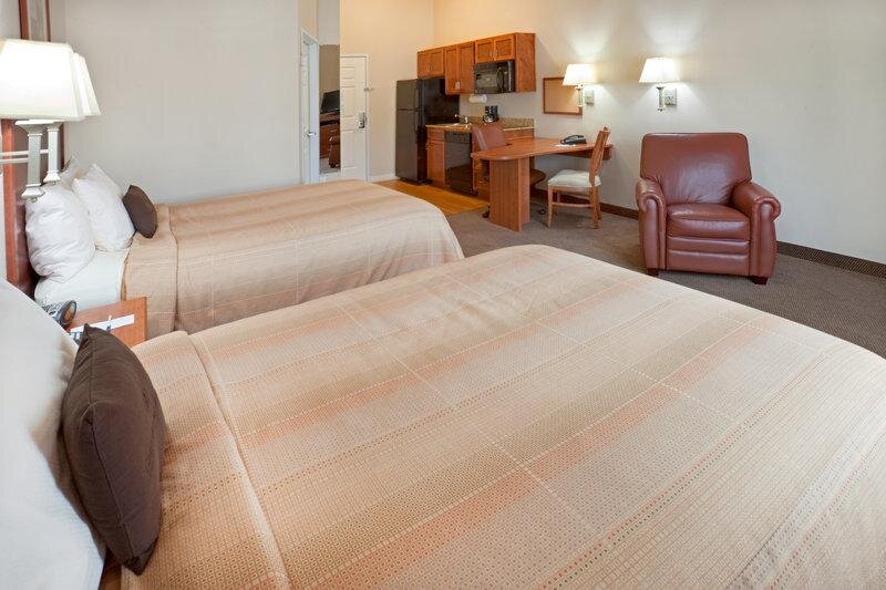 Кровать в общем номере Candlewood Suites Mount Pleasant, an IHG Hotel