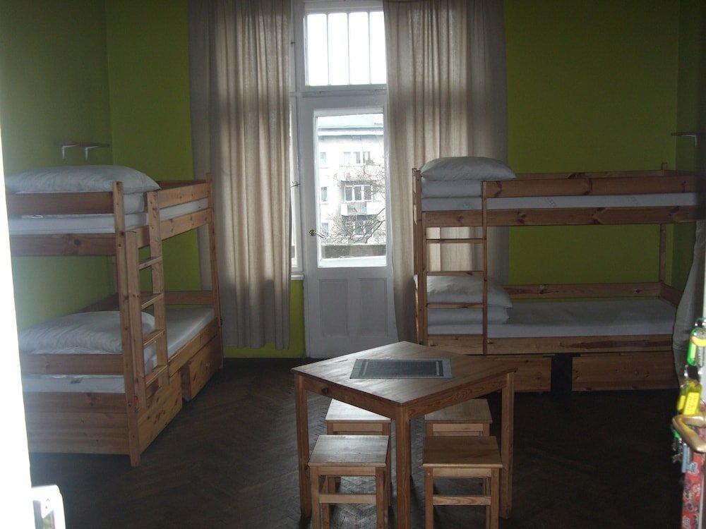 Кровать в общем номере с балконом Old Walls Hostel