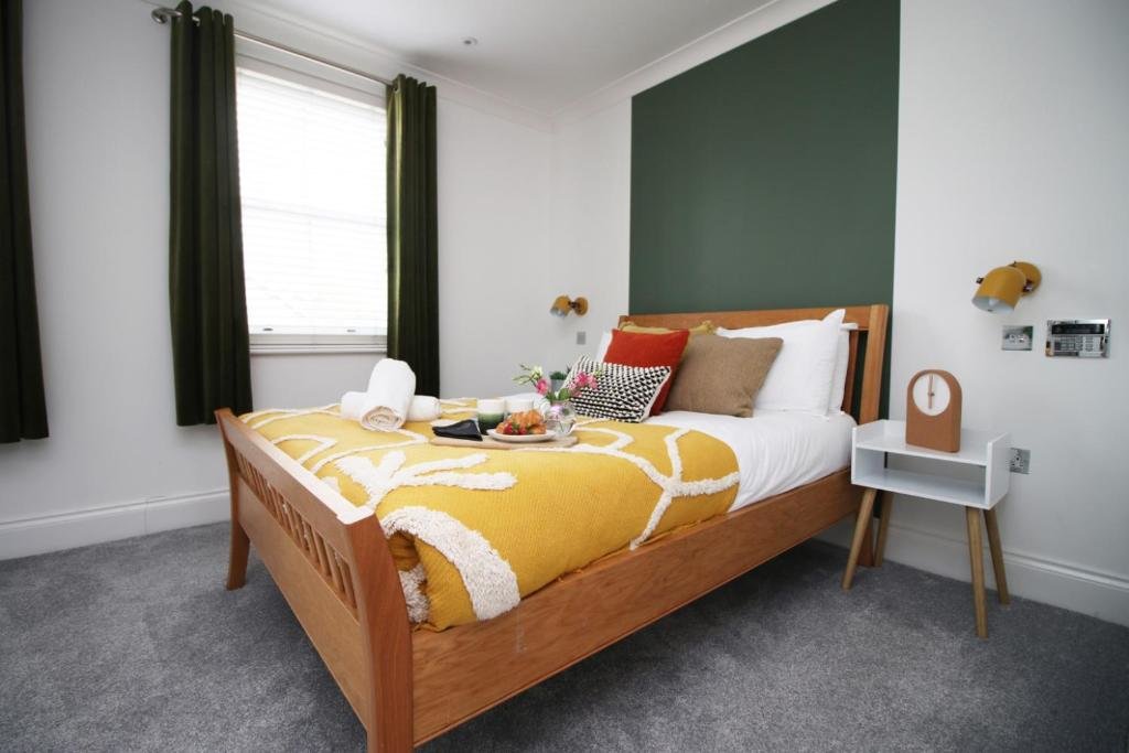 Коттедж Bath Luxury City Centre 4 Bedroom Townhouse, Sleeps 8, Easy Parking, Private Courtyard Garden, by EMPOWER HOMES