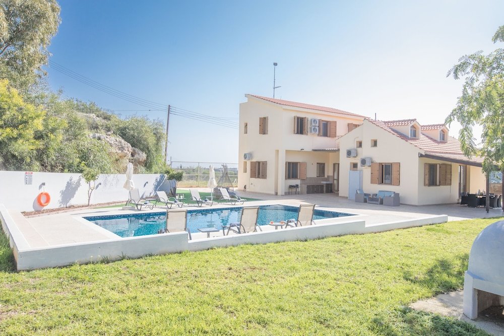Вилла 6 Bedroom Villa With Private Pool in the Area of Konnos