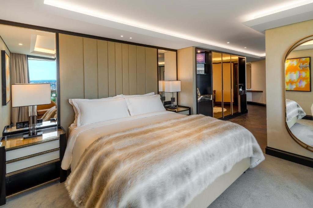 Люкс с 4 комнатами с балконом FIVE Zurich - Luxury City Resort