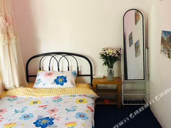 Кровать в общем номере Guyang Hostel