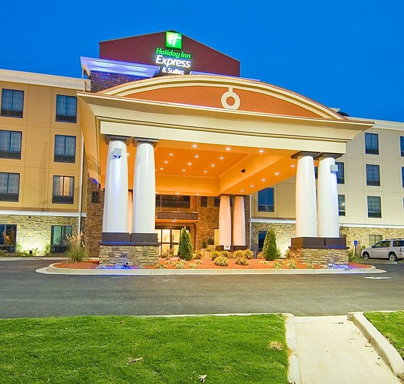 Кровать в общем номере Holiday Inn Express Fulton, an IHG Hotel