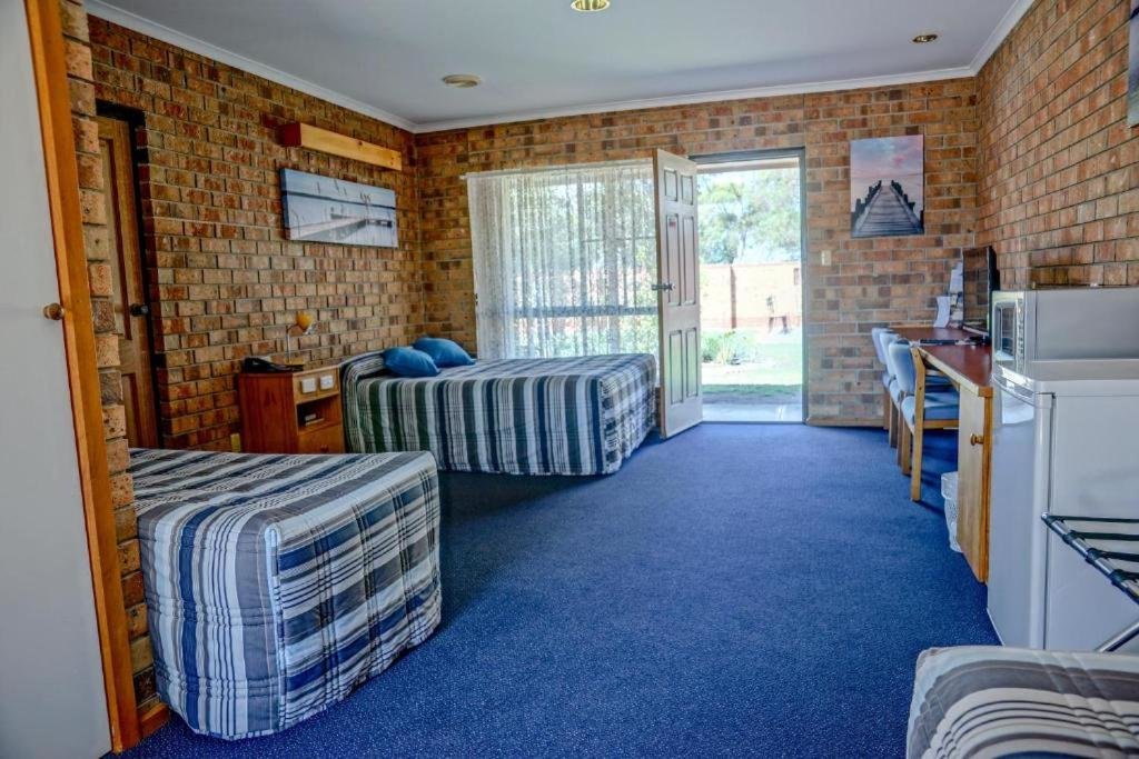 Deluxe Single Basement room with balcony and with pool view Kadina Gateway Motor Inn