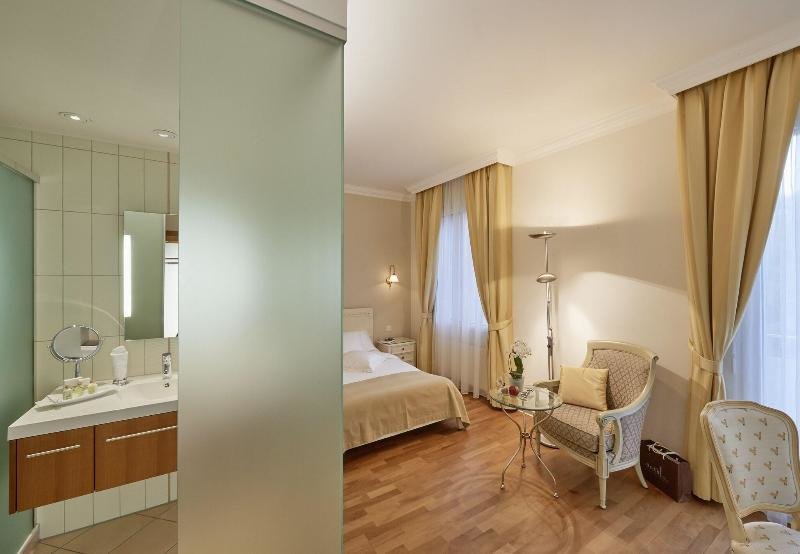 Standard Double room with balcony Ferienwohnungen Hotel Eden Spiez