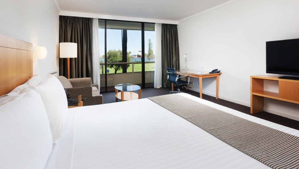 Двухместный номер Premium с балконом и с видом на парк Crowne Plaza Perth, an IHG Hotel