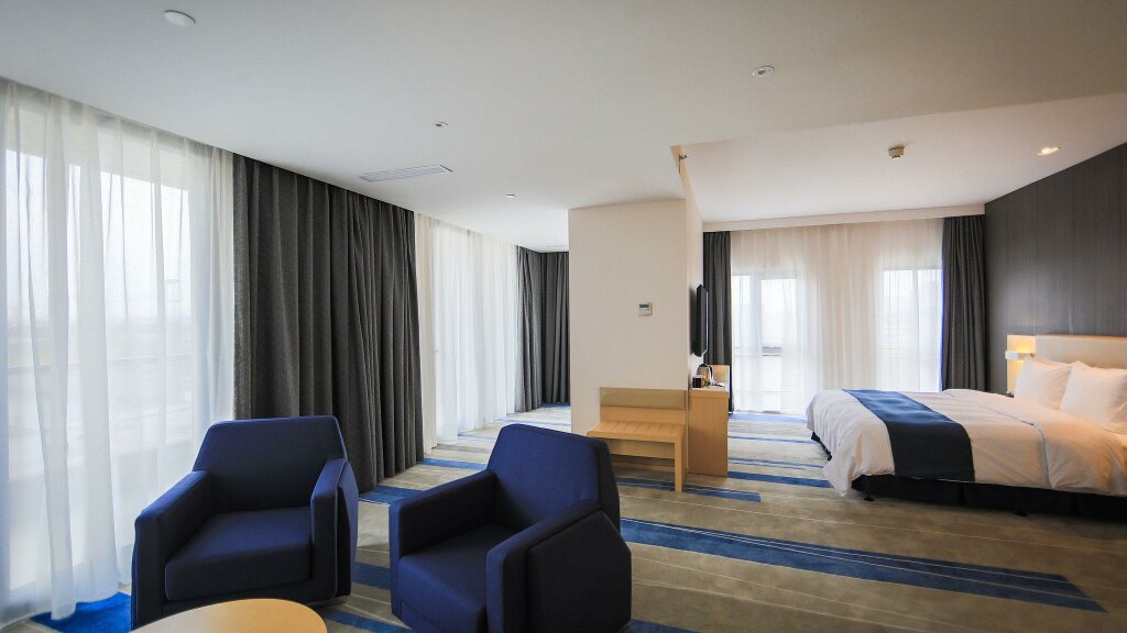 Double Suite Holiday Inn Express Shanghai Pujiang, an IHG Hotel