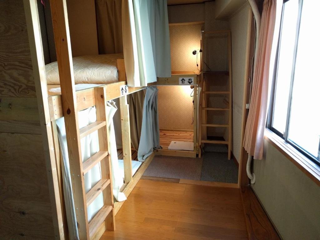 Кровать в общем номере (женский номер) Moritomizu Backpackers